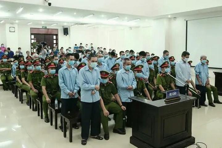 Blouse tay phồng nhẹ: Kiểu tay phồng lại là một trong những kiểu được ưa chuộng